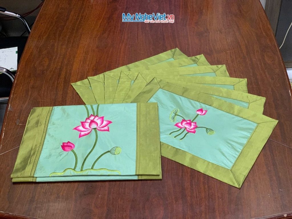 Bộ khăn trải bàn màu xanh dương lá thêu hoa sen