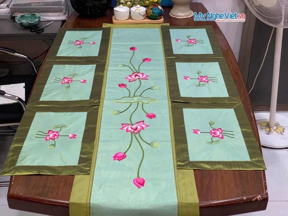 Bộ khăn trải bàn màu xanh dương lá thêu hoa sen