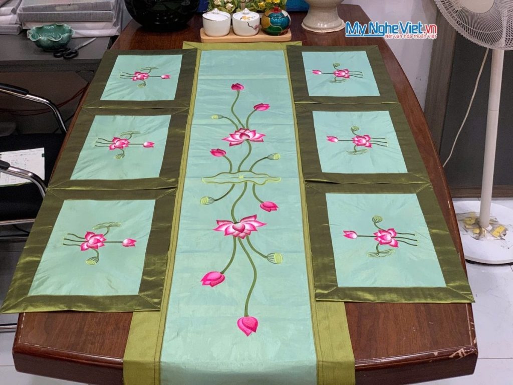 Bộ khăn trải bàn màu xanh dương lá thêu hoa sen