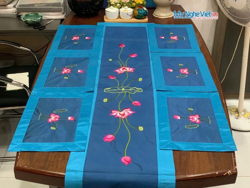 Bộ khăn trải bàn xanh dương đậm thêu hoa sen