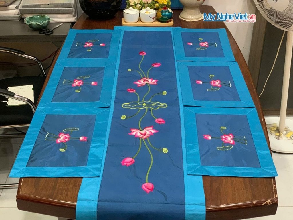 Bộ khăn trải bàn xanh dương đậm thêu hoa sen