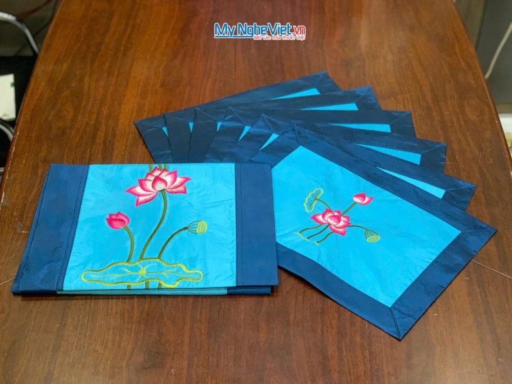 Bộ khăn trải bàn màu xanh dương thêu hoa sen