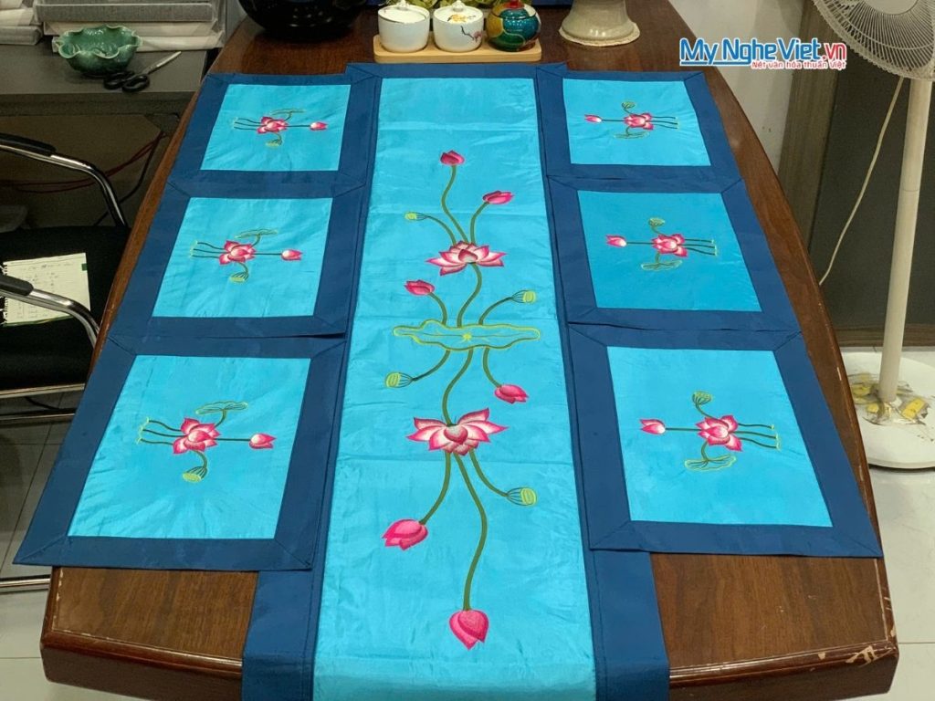 Bộ khăn trải bàn màu xanh dương thêu hoa sen