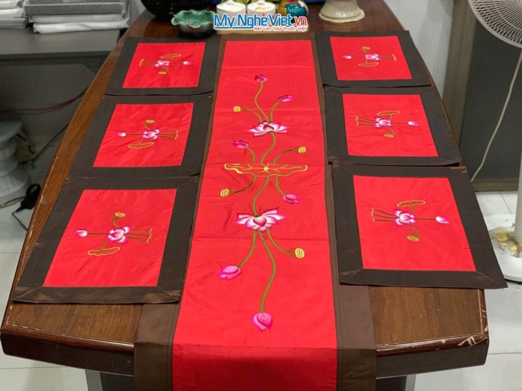 Bộ khăn trải bàn màu đỏ thêu hoa sen