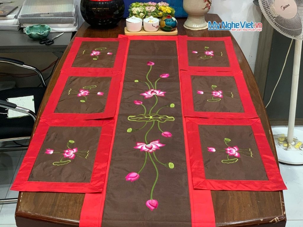 Bộ khăn trải bàn màu nâu đỏ thêu hoa sen