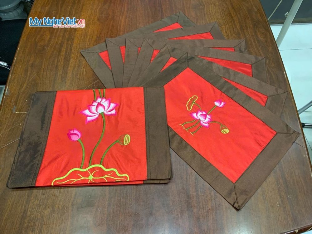 Bộ khăn trải bàn màu đỏ thêu hoa sen