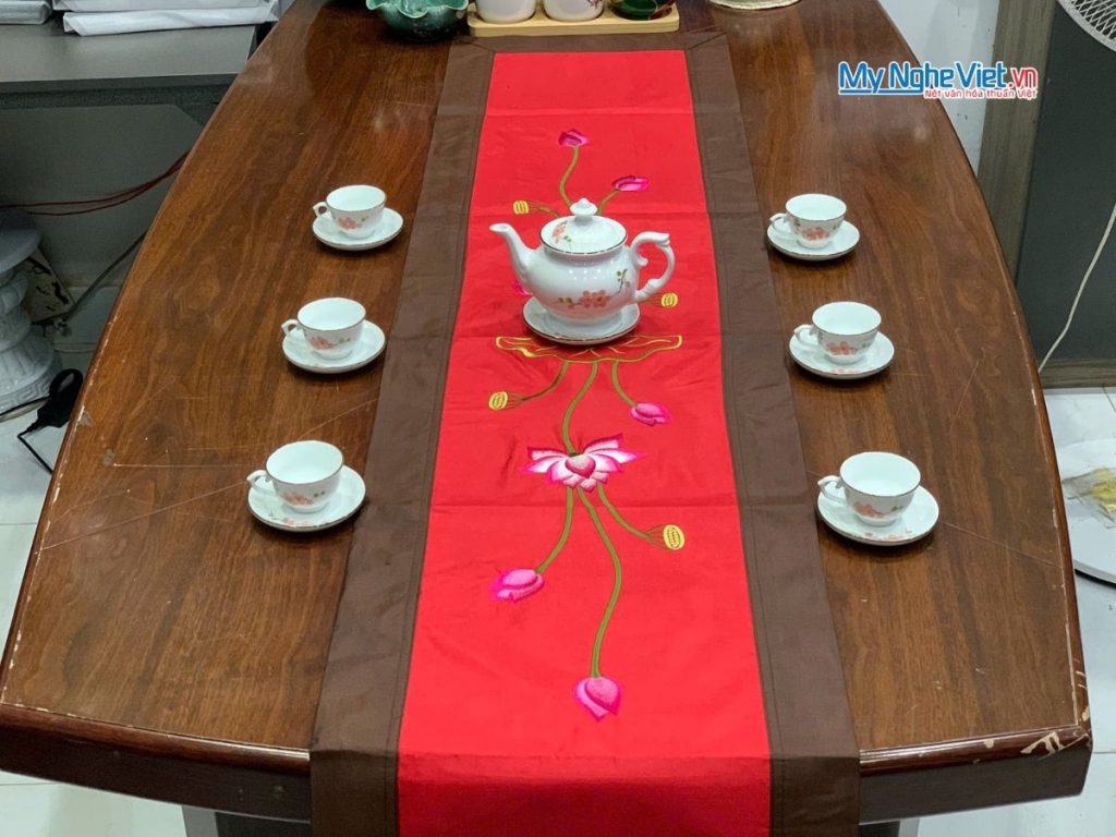 Bộ khăn trải bàn màu đỏ thêu hoa sen