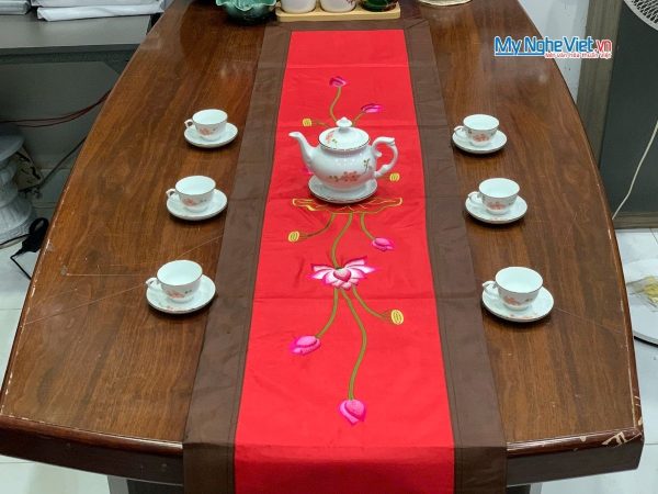 Bộ khăn trải bàn màu đỏ thêu hoa sen