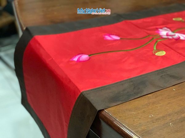 Bộ khăn trải bàn màu đỏ thêu hoa sen
