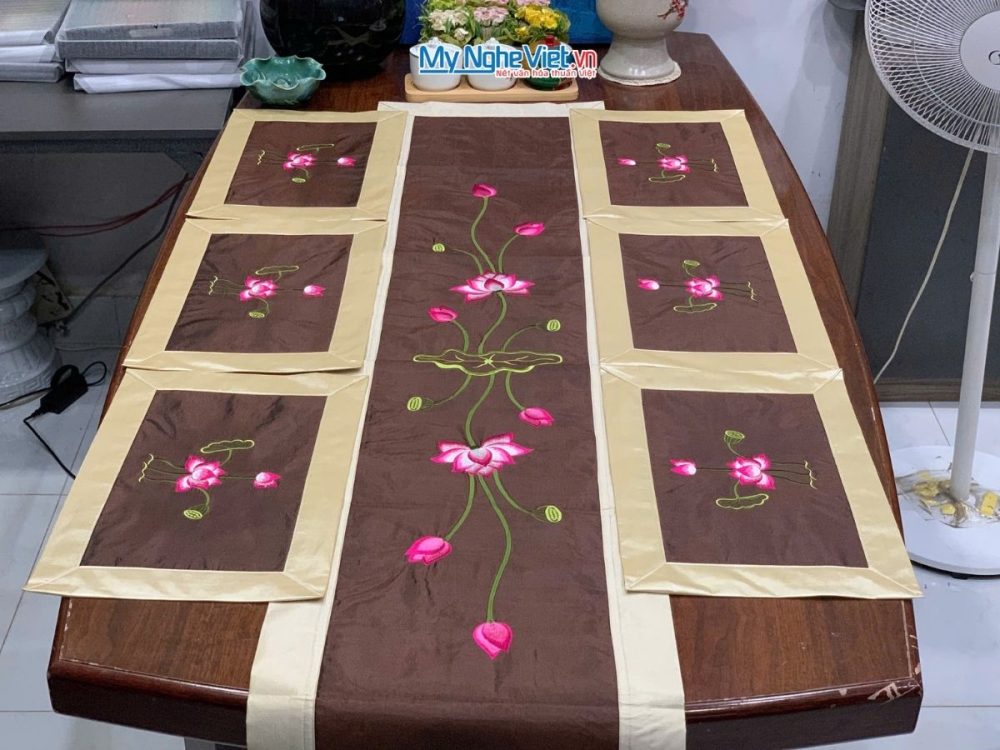 Bộ khăn trải bàn màu nâu thêu hoa sen