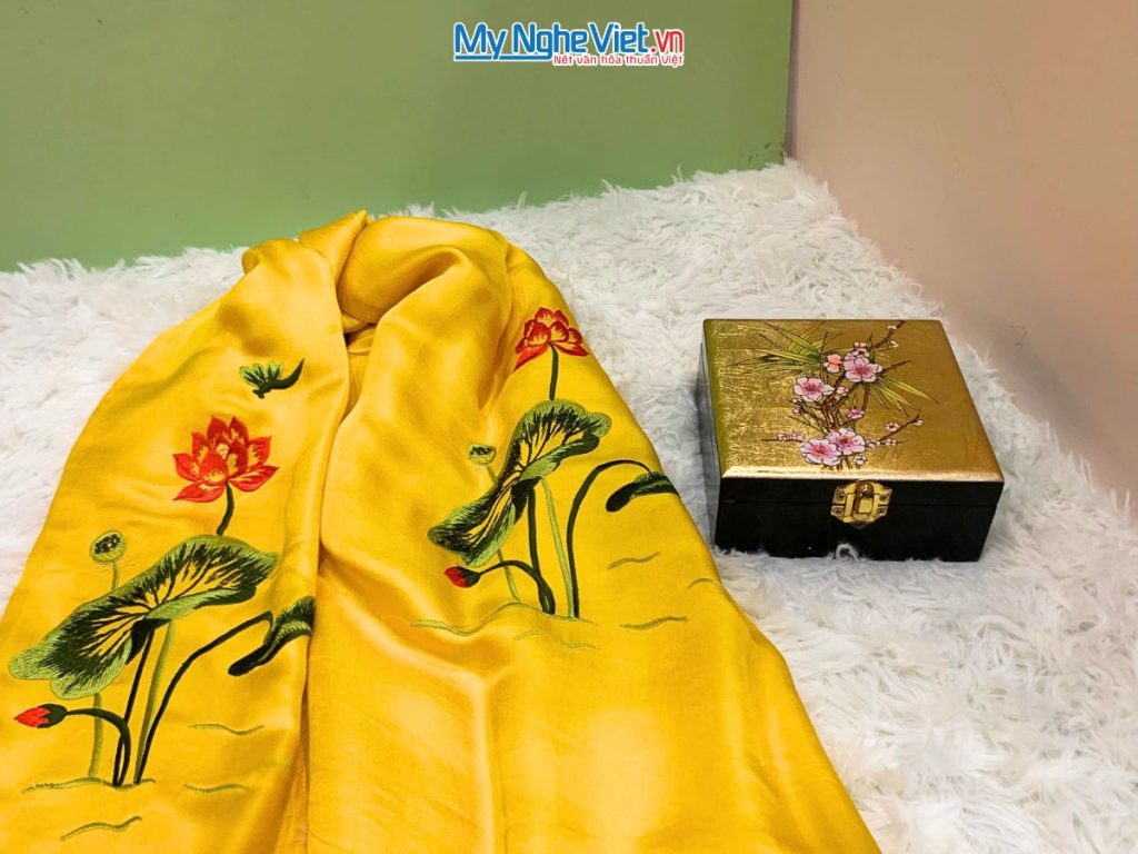 Quà tặng 20-10 - khăn lụa thêu sen và hộp trang sức sơn mài