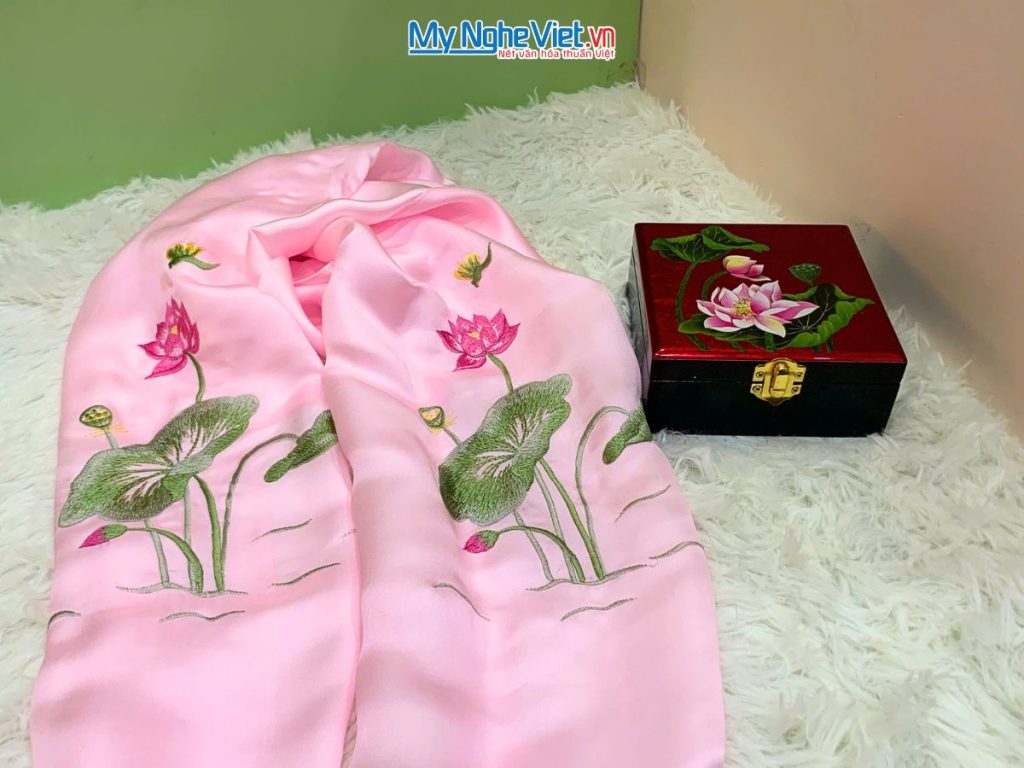 Quà tặng 20-10 - khăn lụa thêu sen và hộp trang sức sơn mài