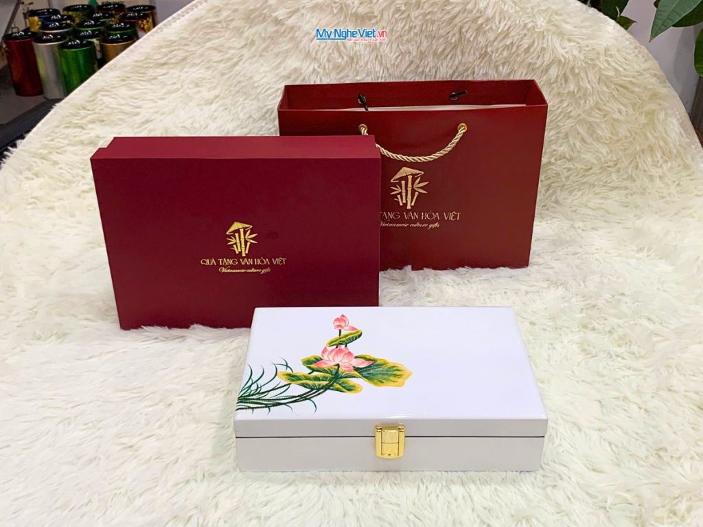 Quà tặng hộp trang sức sơn mài họa tiết hoa sen vẽ tay
