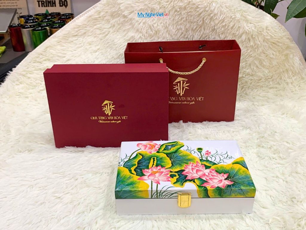 Quà tặng hộp trang sức sơn mài họa tiết hoa sen vẽ tay