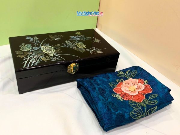 Quà Tặng Hộp Sơn Mài Hoa Hồng & Khăn Lụa Thêu Hoa