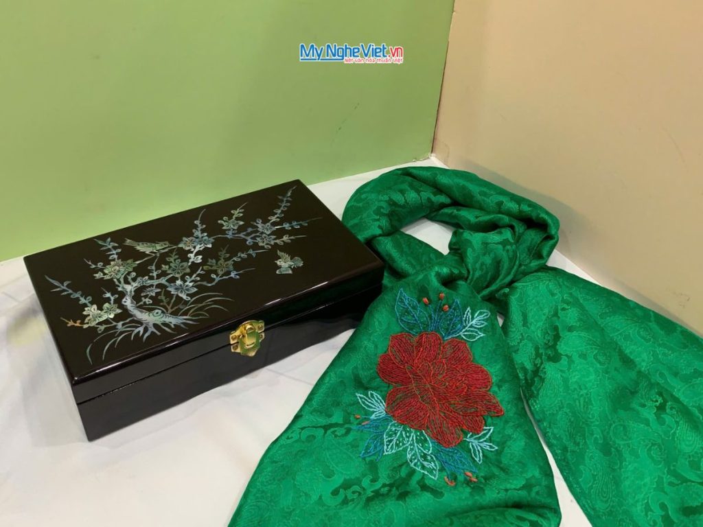 Quà Tặng Hộp Sơn Mài Hoa Đào & Khăn Lụa Thêu Hoa