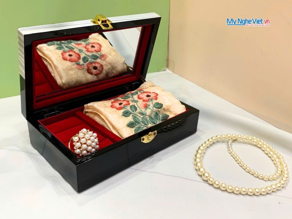 Quà Tặng Hộp Sơn Mài Đồng Quê & Khăn Lụa Thêu Hoa