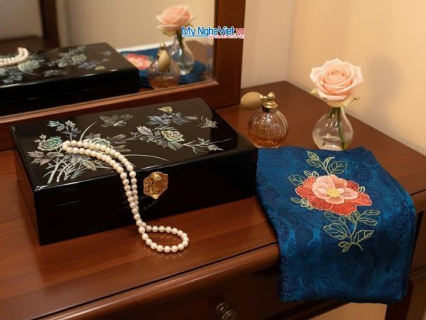 Quà tặng hộp trang sức và khăn lụa thêu tay cao cấp