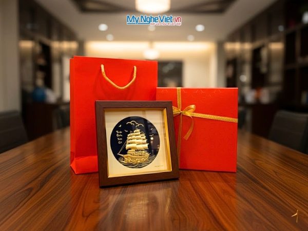 Tranh thuyền buồm dát vàng nền đen