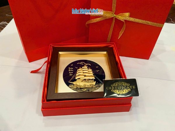 Tranh thuyền buồm dát vàng nền đen