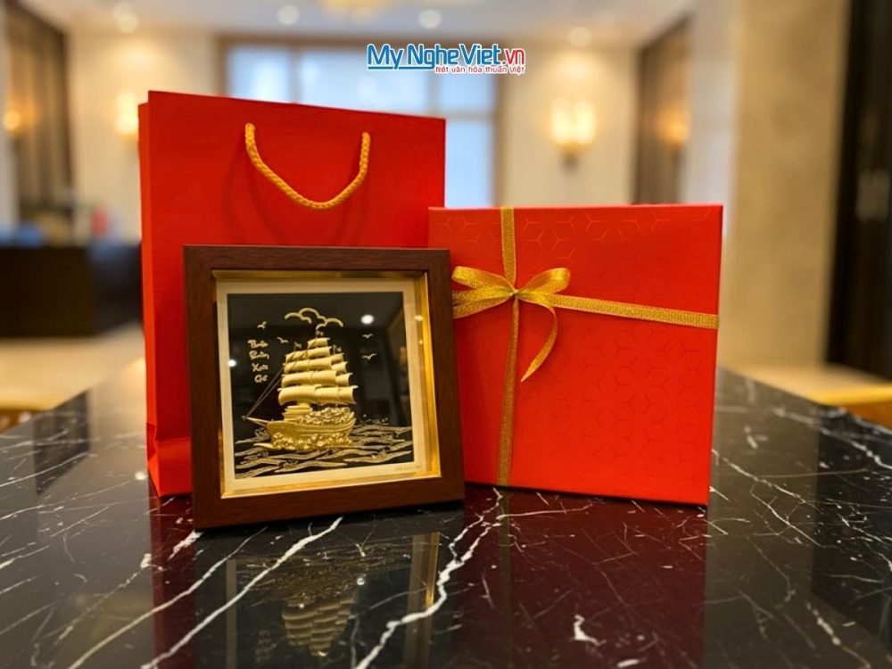 Tranh thuyền buồm dát vàng nền đen