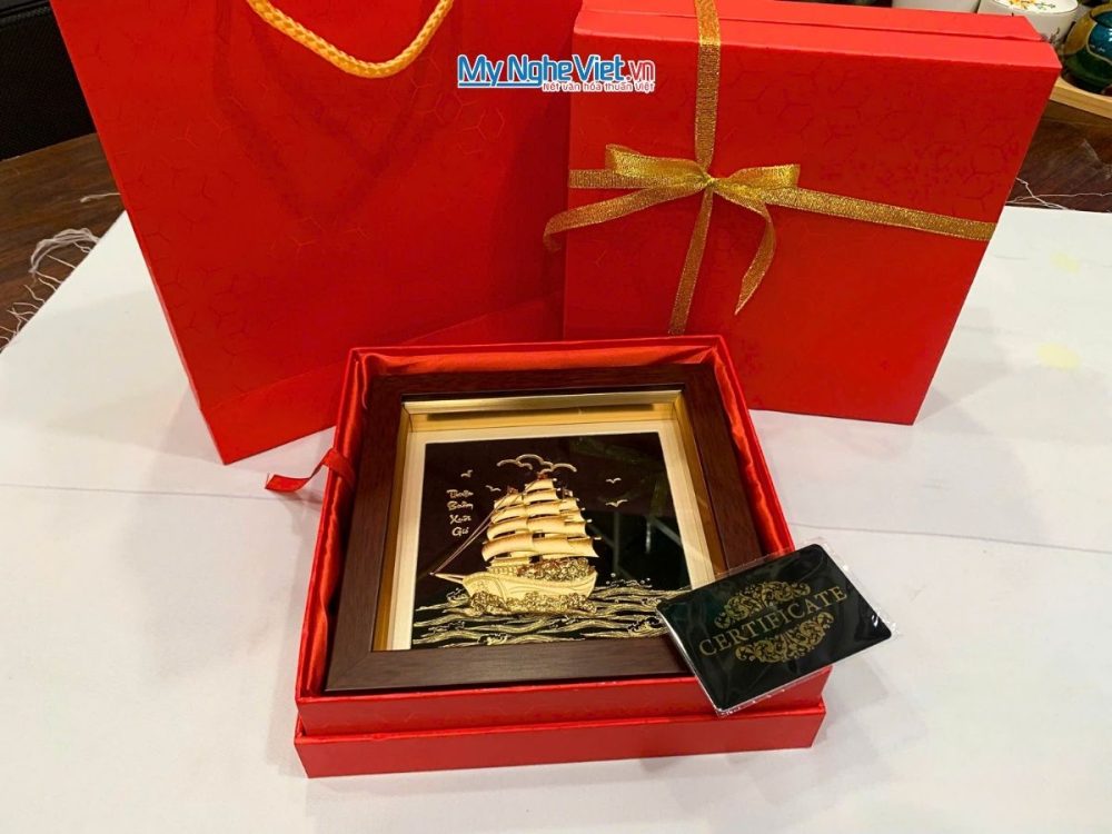 Tranh thuyền buồm dát vàng nền đen