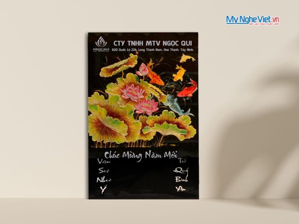 Tranh Lịch Sơn Mài Vẽ Cá Và Sen Nền Đen