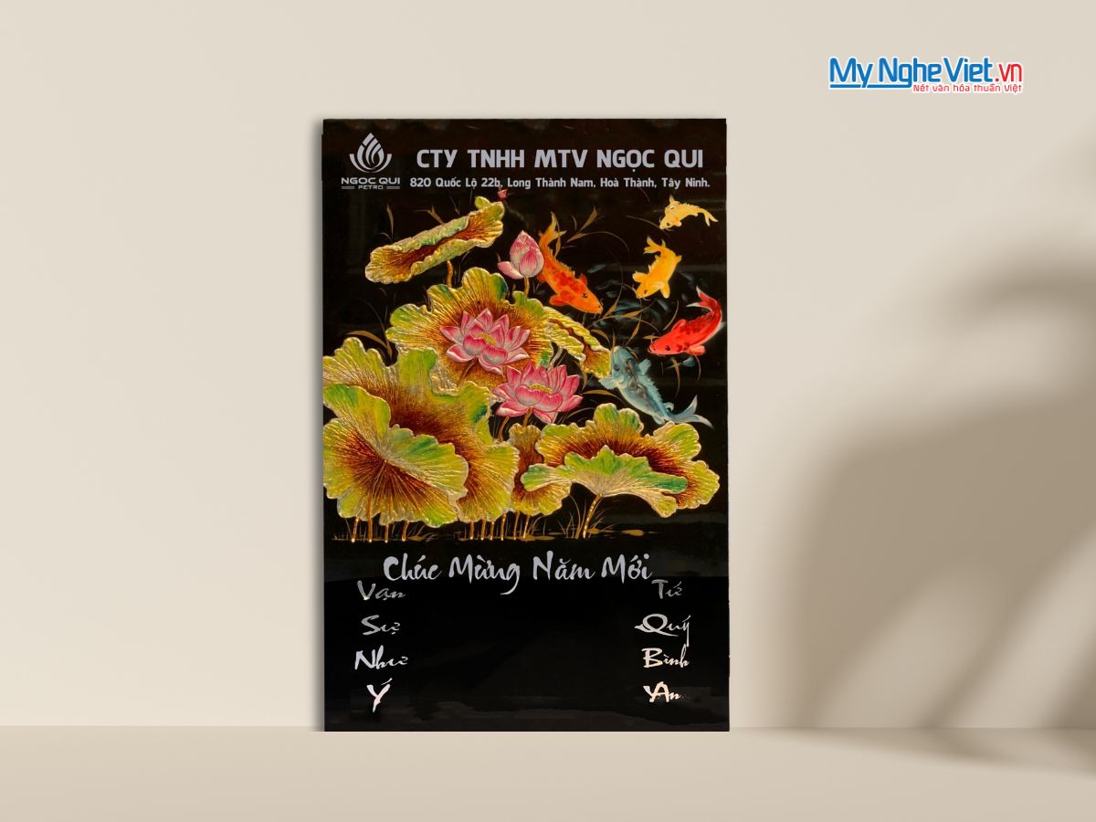 Tranh Lịch Sơn Mài Vẽ Cá Và Sen Nền Đen