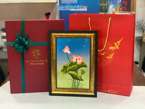 Tranh Sơn Mài Hoa Sen Vàng Đắp Nổi Và Hộp Quà Tặng Cao Cấp