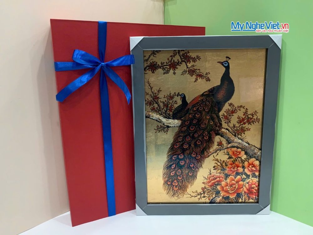 Tranh sơn mài dát bạc vẽ chim công