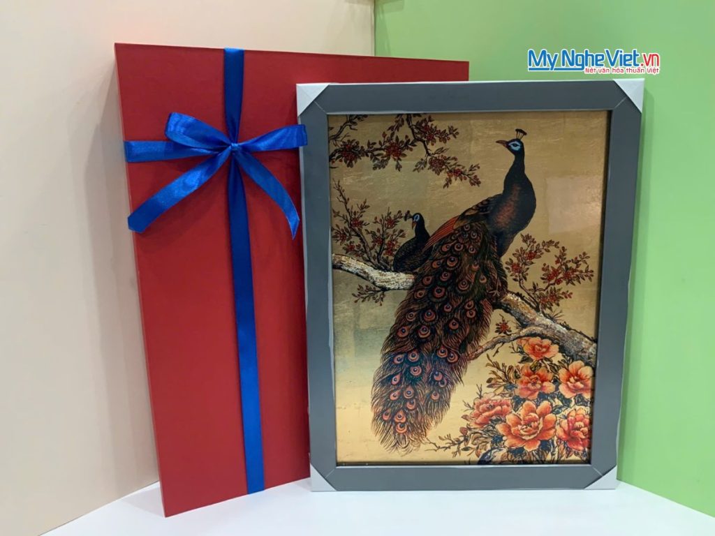 Tranh sơn mài dát bạc vẽ chim công