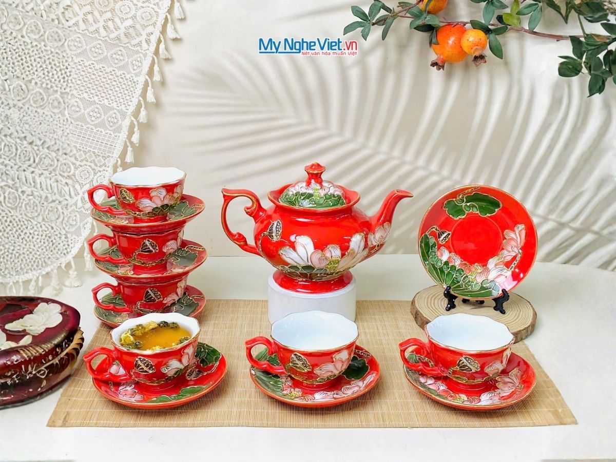 Bộ Bình Trà Queen Mùa Đỏ Vẽ Vàng Kim Họa Tiết Hoa Đắp Nổi