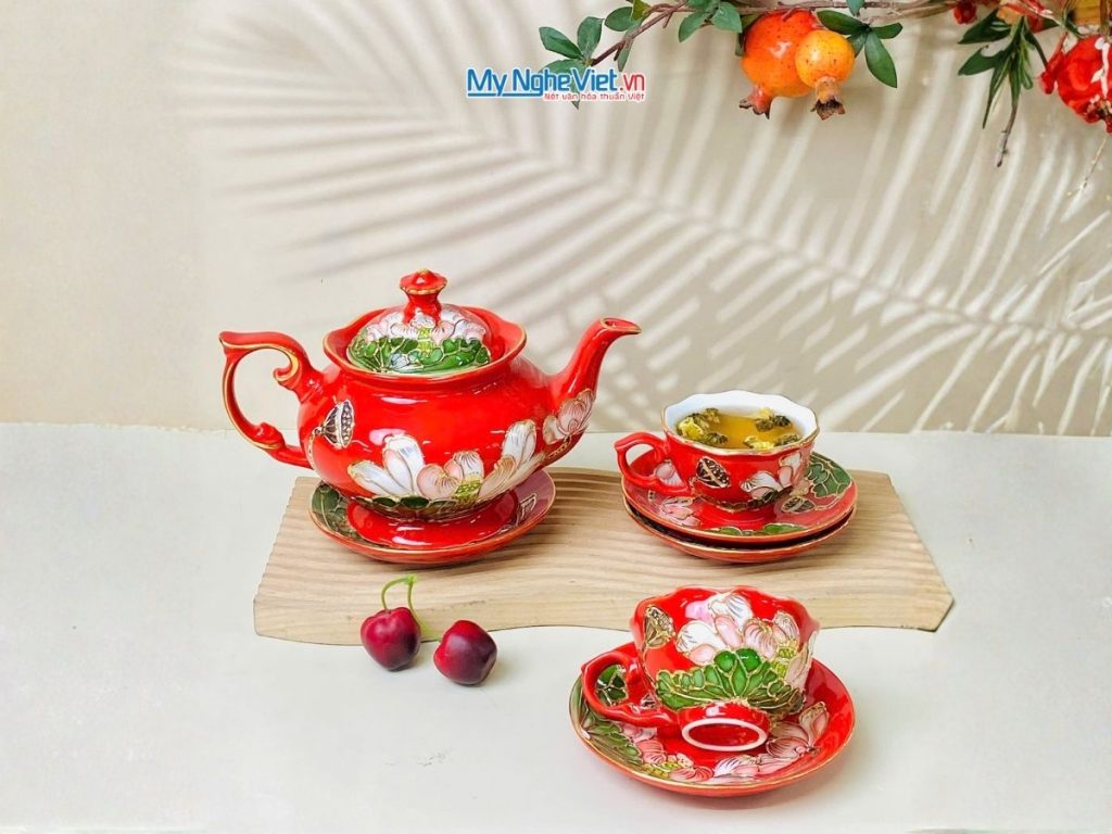 Bộ Bình Trà Queen Mùa Đỏ Vẽ Vàng Kim Họa Tiết Hoa Đắp Nổi