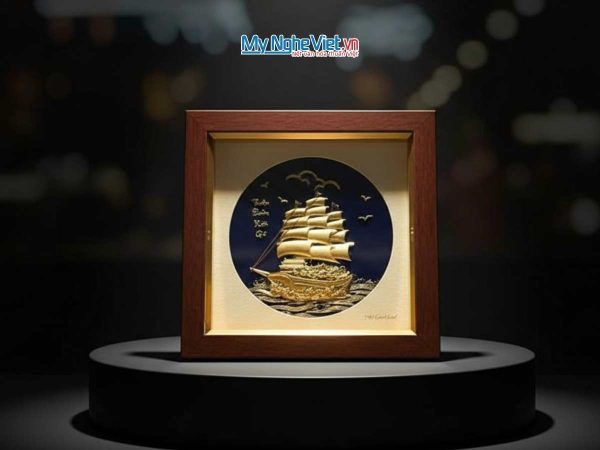 Tranh thuyền buồm dát vàng 24k nền đen để bàn và Hộp xilot đỏ - MNVHD04.3.1