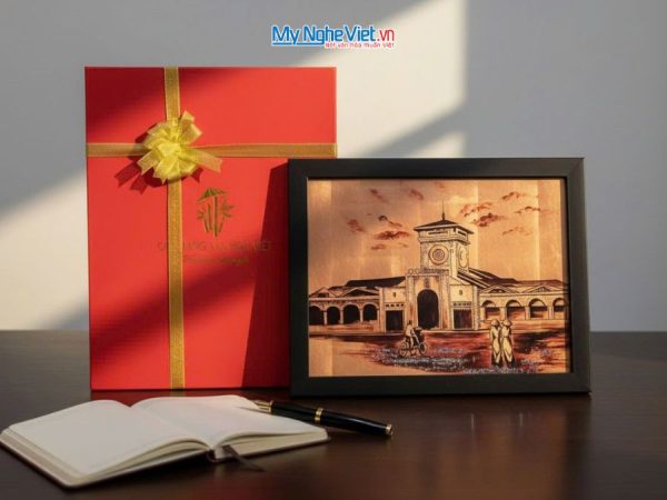 Tranh sơn mài vẽ chợ Bến Thành
