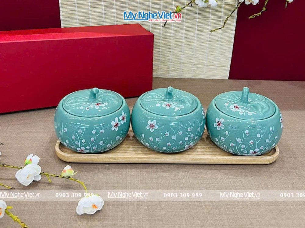 Bộ ba hủ mứt gốm Bát Tràng vẽ hoa và khay đế gỗ