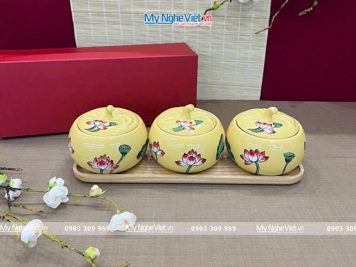 Bộ ba hủ mứt gốm Bát Tràng vẽ hoa sen nền vàng và khay đế gỗ