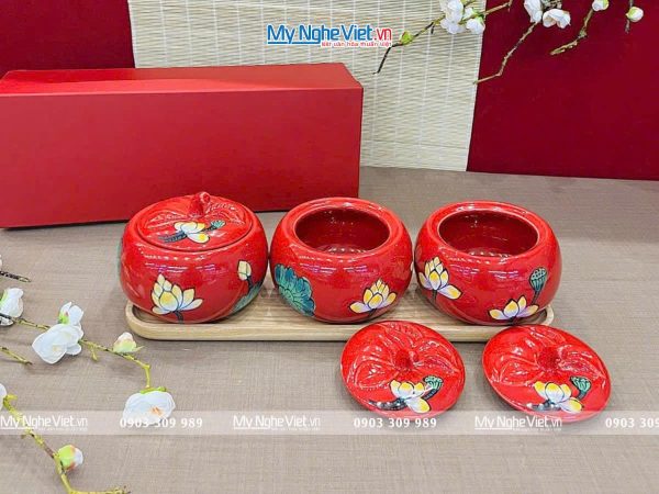 Bộ ba hủ mứt gốm Bát Tràng vẽ hoa sen nền đỏ và khay đế gỗ