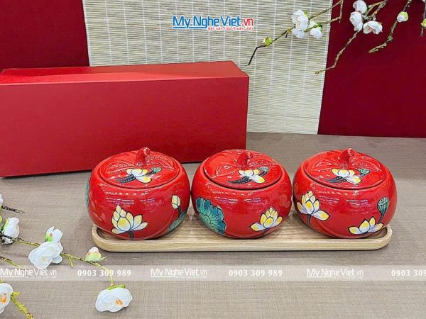 Bộ ba hủ mứt gốm Bát Tràng vẽ hoa sen nền đỏ và khay đế gỗ