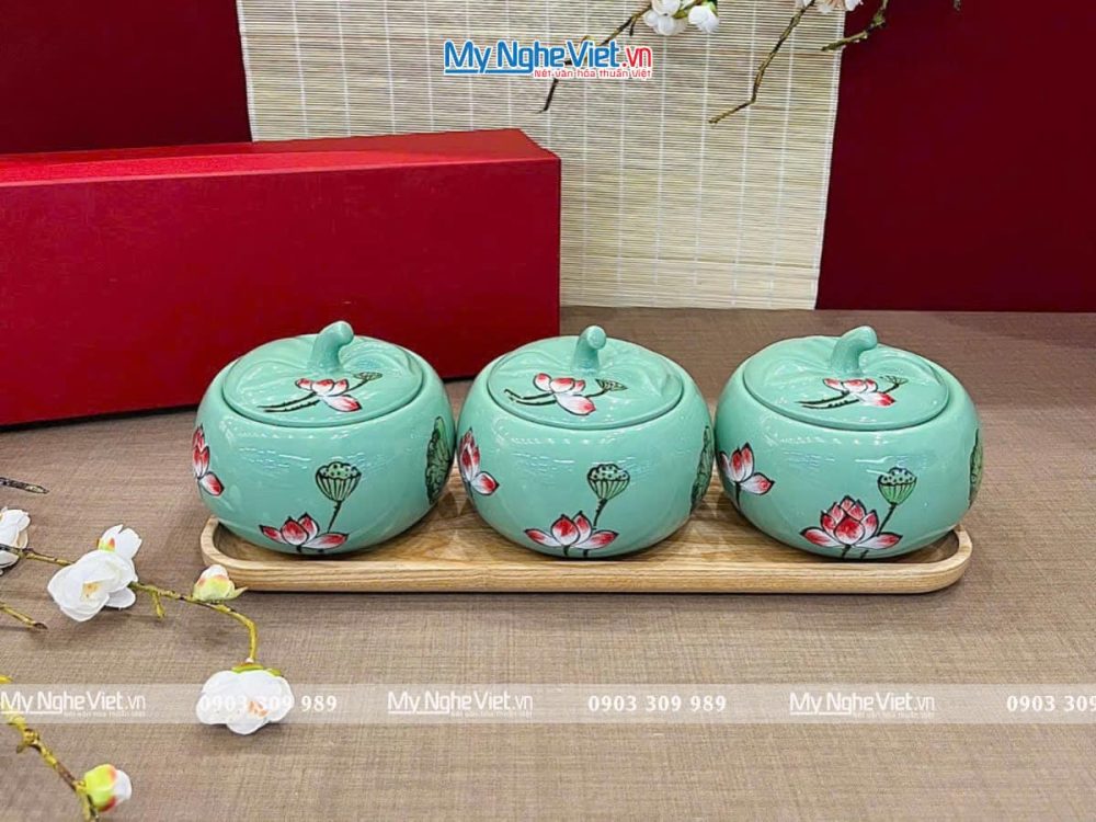 Bộ ba hủ mứt gốm Bát Tràng vẽ hoa sen nền xanh và khay đế gỗ