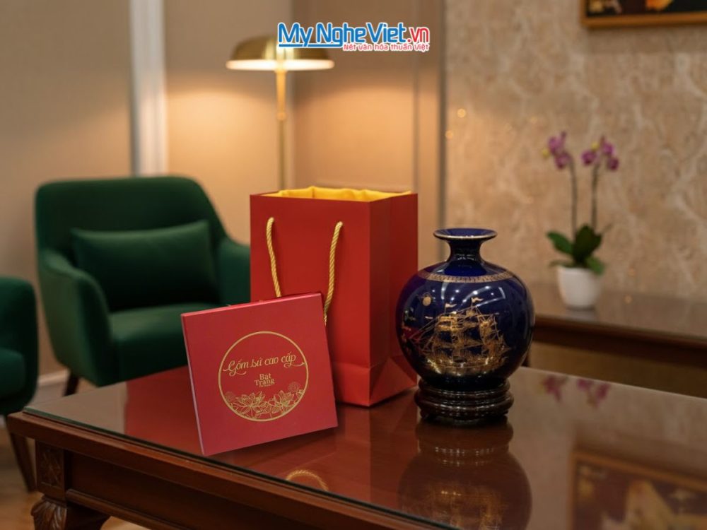 Lọ thu Tài hút Lộc Gốm Bát Tràng Màu Xanh Coban Và Đế Gỗ
