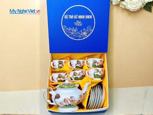 Bộ bình trà Queen màu trắng họa tiết sen hồng đắp nổi vẽ vàng kim