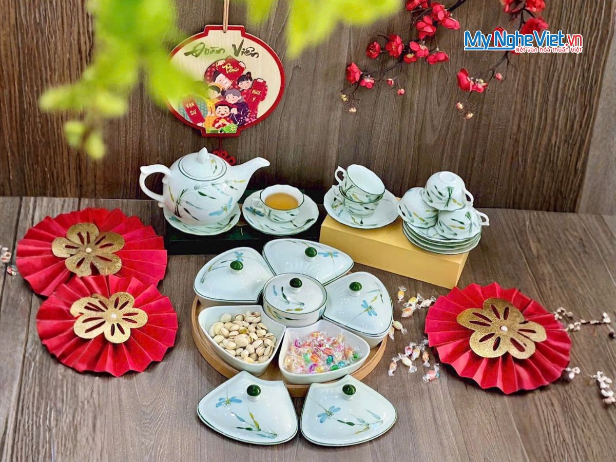 Bộ bình trà và hũ mứt tết gốm Bát Tràng - Quà Tết Sang Trọng 2026