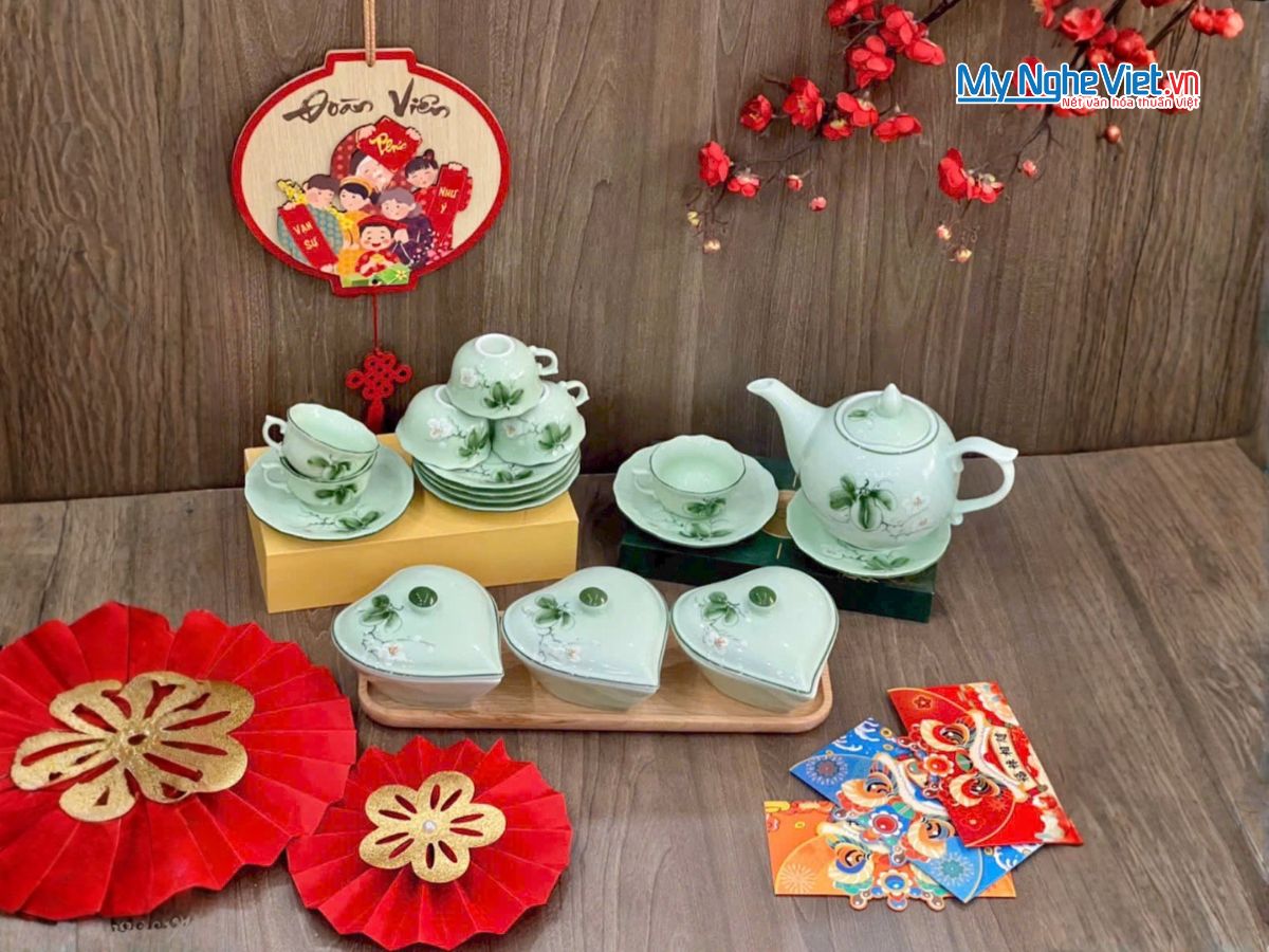 Bộ Bình Trà Và Khay Mứt Tết Hình Tym 3 Ngăn Gốm Bát Tràng Men Xanh