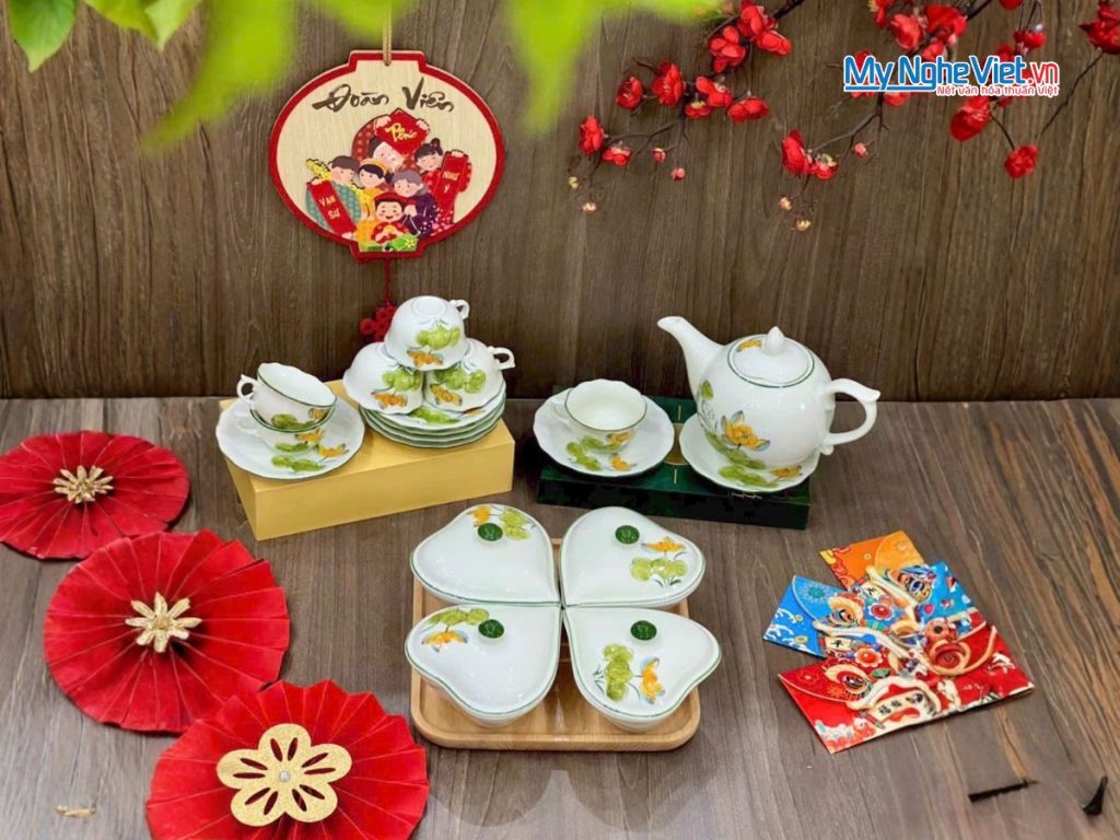 Bộ Bình Trà Và Khay Mứt Tết 4 Ngăn Gốm Bát Tràng Vẽ Hoa Sen Vàng