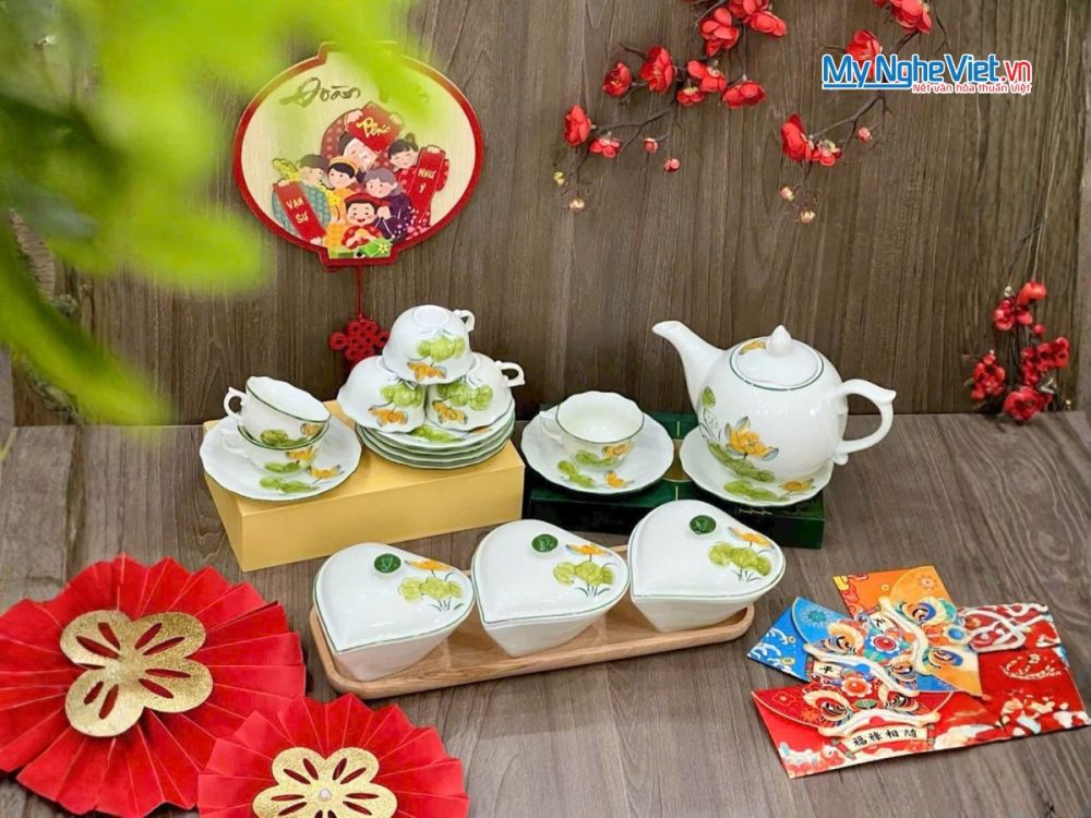 Bộ Bình Trà Và Khay Mứt Tết 3 Ngăn Gốm Bát Tràng Vẽ Hoa Sen Vàng