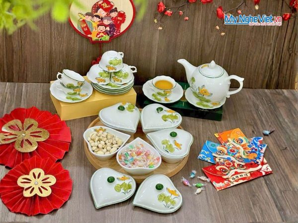 Bộ Bình Trà Và Khay Mứt Tết 5 Ngăn Gốm Bát Tràng Vẽ Hoa Sen Vàng