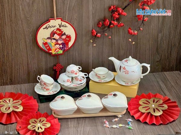 Bộ Bình Trà Và Khay Mứt Tết Hình Tym 3 Ngăn Gốm Bát Tràng Vẽ Hoa Đào
