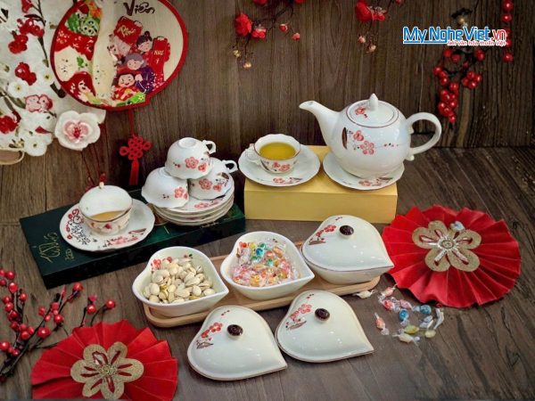 Bộ Bình Trà Và Khay Mứt Tết Hình Tym 3 Ngăn Gốm Bát Tràng Vẽ Hoa Đào