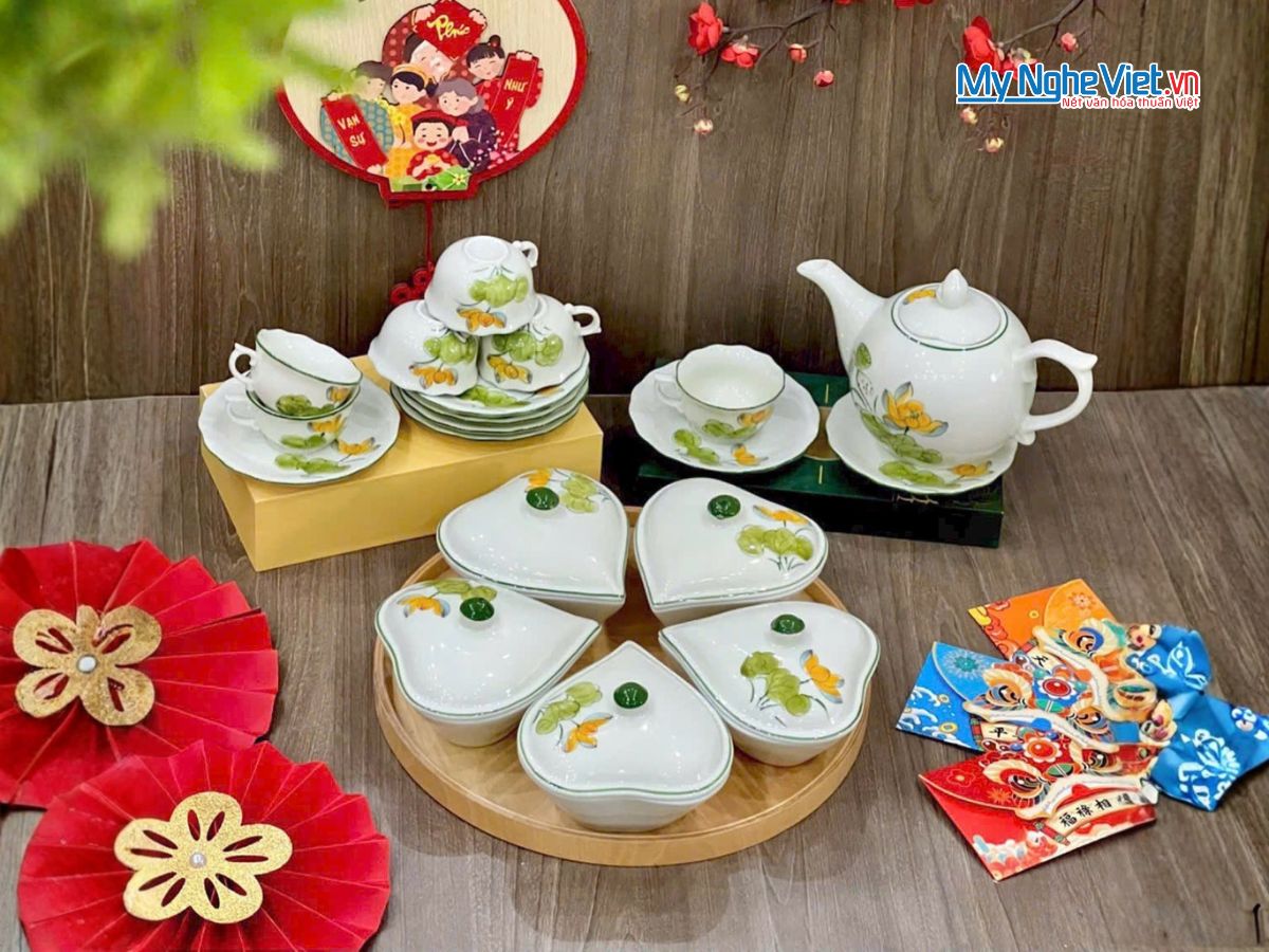 Bộ Bình Trà Và Khay Mứt Tết 5 Ngăn Gốm Bát Tràng Vẽ Hoa Sen Vàng